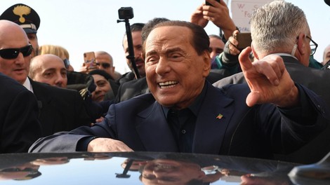 Silvio Berlusconi po 12 letih končal s 34-letnico in zdaj hodi s 30-letno poslanko