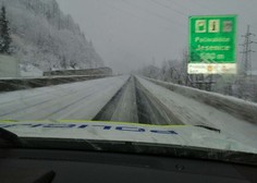 Sneg na višje ležečih predelih se oprijema cestišča