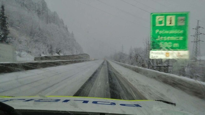 Sneg na višje ležečih predelih se oprijema cestišča (foto: PU Kranj)