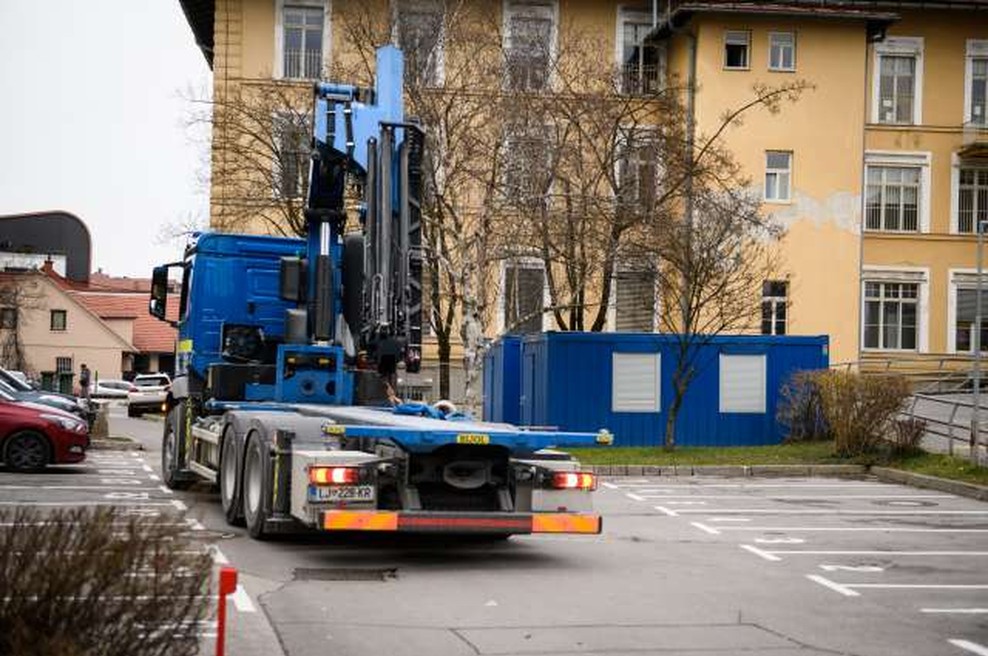 Koronavirus: za jemanje brisov bodo postavili 36 zabojnikov pred zdravstvenimi domovi (foto: STA/Nebojša Tejić)