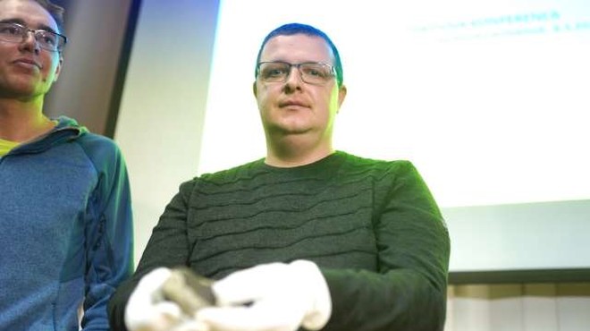 Gregor Kos iz Prečne pri Novem mestu našel prvi kos meteorita (foto: STA/Nik Jevšnik)