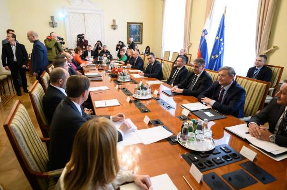 Novi ukrepi za preprečevanje širjenja okužbe s koronavirusom (foto: STA/Nebojša Tejić)
