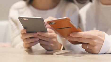 Po 17 letih druženja prijateljici prek slike na Facebooku odkrili, da sta sestri