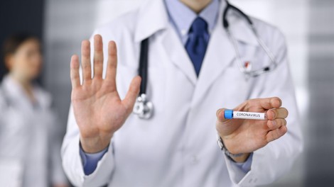 Stoletni Kitajec okreval po okužbi s koronavirusom