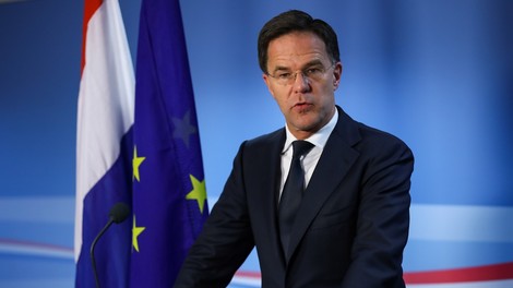 Nizozemski premier se je javno pregrešil zoper svoj nasvet proti širjenju koronavirusa