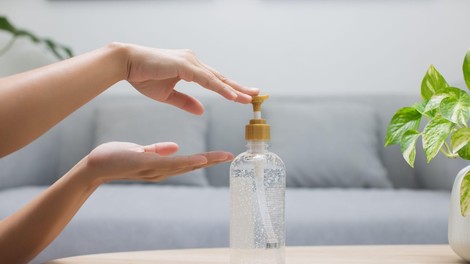 Od 18. ure sta v veljavi odredbi, ki naj bi omiliti širjenje okužbe s koronavirusom