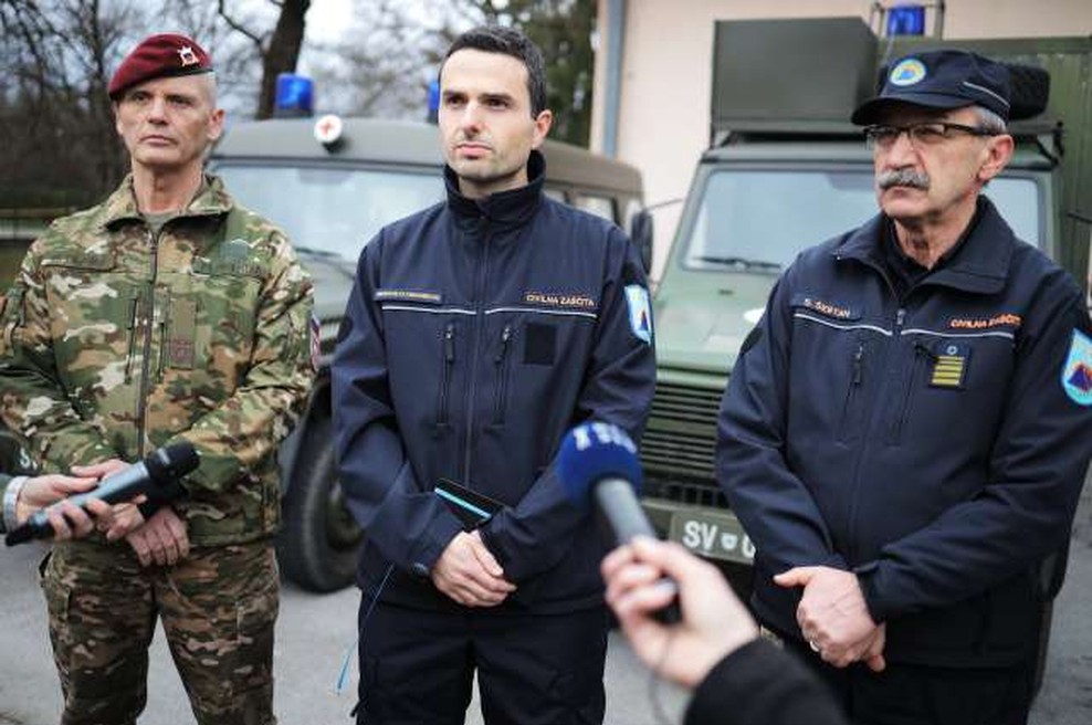 Postavitev izolacijskega centra v ljubljanski vojašnici (foto: STA/Daniel Novakovič)