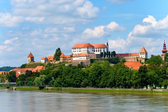 V Mariboru se je ustavil mestni potniški promet, na Ptuju zapirajo lokale