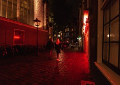 V Amsterdamu zaprli znamenito rdečo četrt, dolge vrste pred prodajalnami marihuane