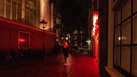 V Amsterdamu zaprli znamenito rdečo četrt, dolge vrste pred prodajalnami marihuane