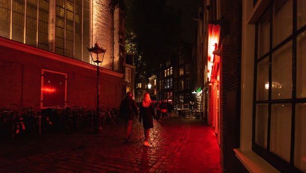 
                            V Amsterdamu zaprli znamenito rdečo četrt, dolge vrste pred prodajalnami marihuane (foto: profimedia)