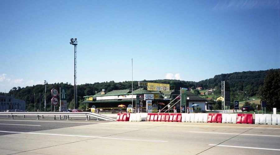 Avstrija in Hrvaška zapirata nekatere mejne prehode s Slovenijo (foto: profimedia)