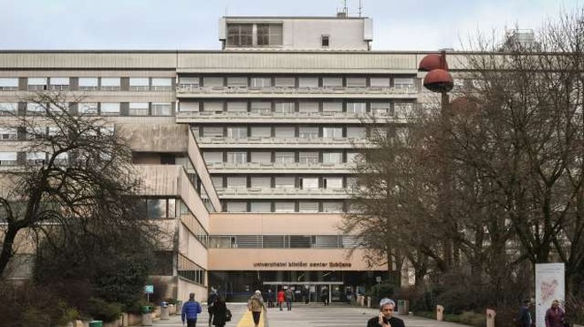 V UKC Ljubljana hospitaliziranih 23, okužbo ugotovili tudi pri enem od drugih bolnikov (foto: Nebojša Tejić/STA)