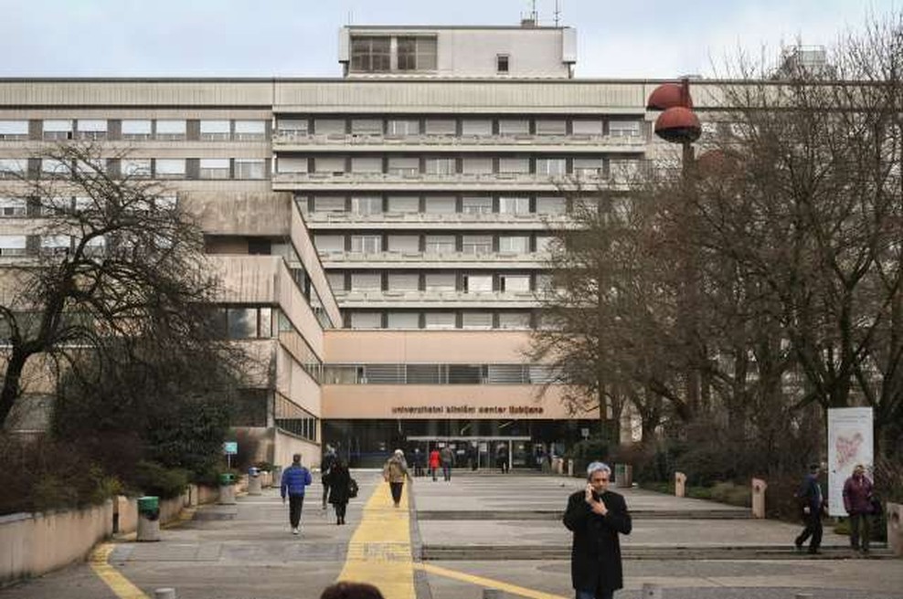 V UKC Ljubljana hospitaliziranih 23, okužbo ugotovili tudi pri enem od drugih bolnikov (foto: Nebojša Tejić/STA)