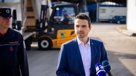 V Slovenijo prispelo novih 300.000 zaščitnih mask