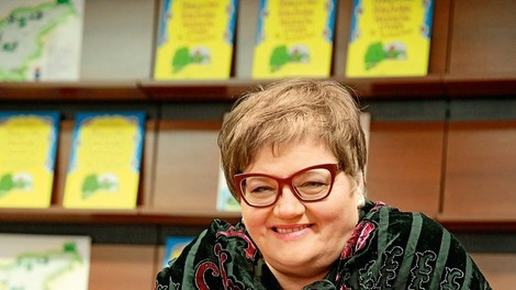 Desa Muck navdušuje z #ostanidoma jutranjo bralnico pravljic za otroke