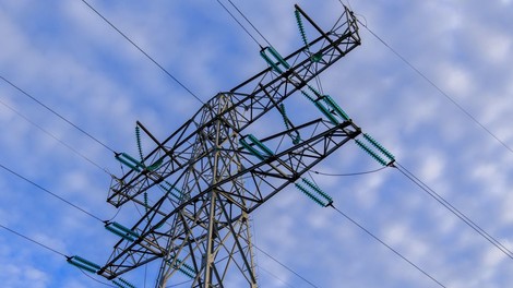 Cena elektrike za gospodinjstva in malo gospodarstvo nižja za petino