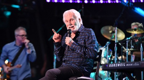 V 81. letu umrl legendarni country pevec Kenny Rogers