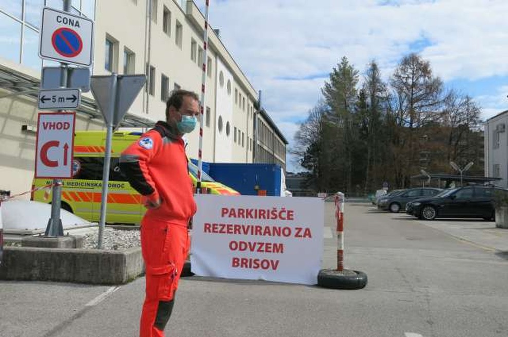 Med 13.812 testiranimi pri nas 442 okuženih (foto: STA/Tinkara Zupan)