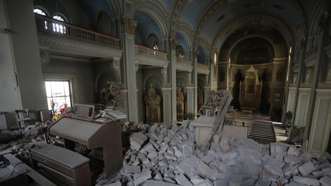 Petnajstletnica, poškodovana v nedeljskem potresu, podlegla poškodbam