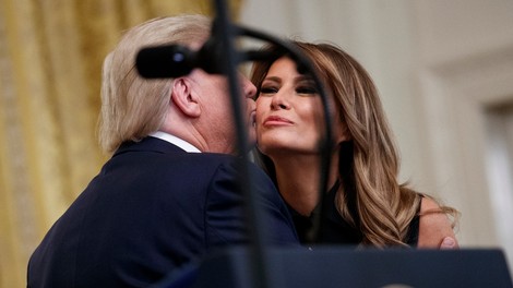 Donald Trump s kriznimi ukrepi, test za koronavirus Melanie Trump negativen