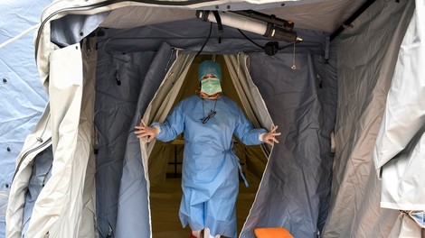 Tako poškodovan je obraz medicinske sestre, ki zaradi koronavirusa dela 12 ur na dan