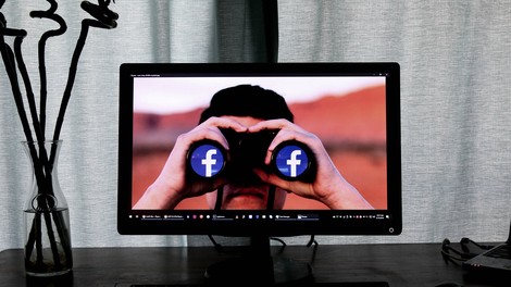 Facebook s koronavirusom spet orjak med družbenimi mediji