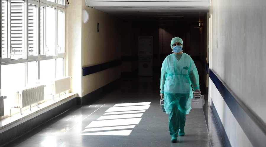 Poleg fizične izčrpanosti tudi izjemen psihičen pritisk na zdravstvene delavce v Italiji (foto: Profimedia)