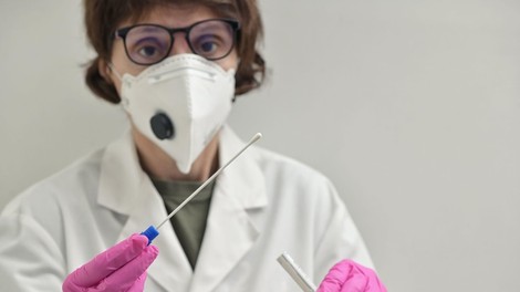 V Sloveniji umrla še peta oseba, okužena s koronavirusom