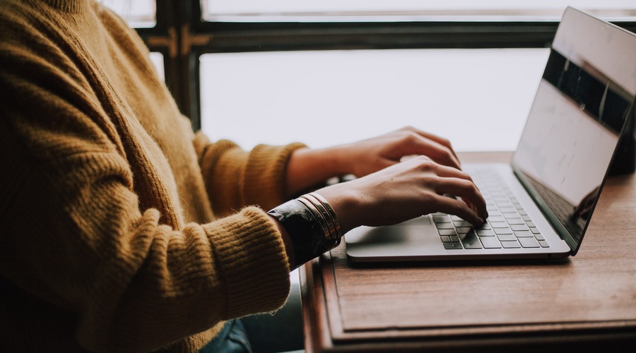 Kako urejati zavarovanja, ko so poslovalnice zaprte? Do zavarovalnice na daljavo! (foto: Unsplash)