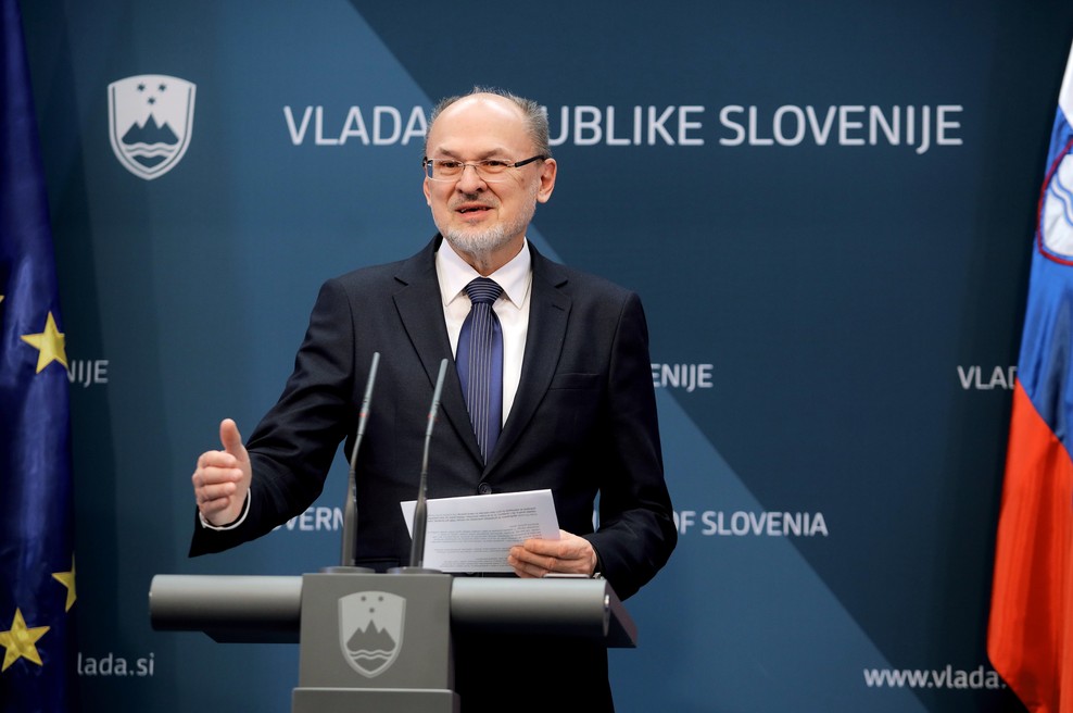 V prihodnje bodo vsi Slovenci, ki se bodo vrnili z žariščnih območjih, napoteni v karanteno (foto: STA/Daniel Novakovič)