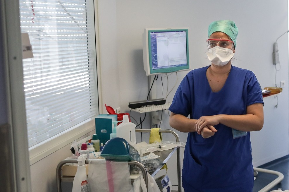 Mladi niso imuni na koronavirus, zato ne smejo biti brezbrižni (foto: profimedia)