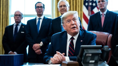 Več kot 100.000 okuženih v ZDA, Trump podpisal zajeten zakon o pomoči