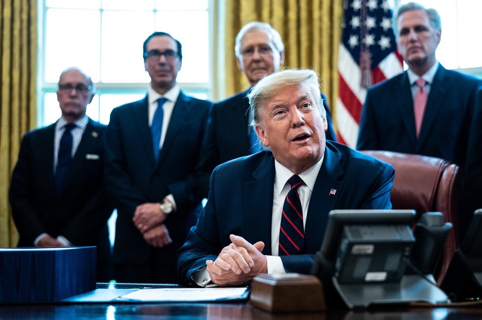 Več kot 100.000 okuženih v ZDA, Trump podpisal zajeten zakon o pomoči (foto: profimedia)