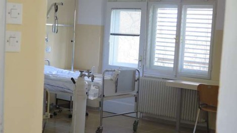 Število hospitaliziranih v slovenskih bolnišnicah spet rahlo naraslo