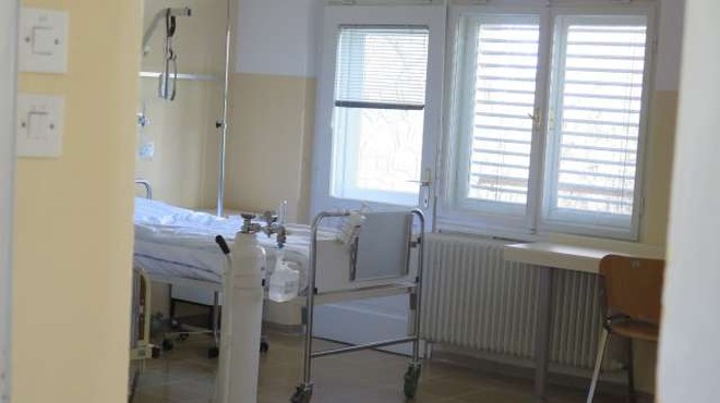 Število hospitaliziranih v slovenskih bolnišnicah spet rahlo naraslo (foto: Andrej Seršen Dobaj/STA)