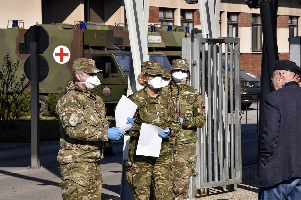 V Sloveniji potrjenih 26 novih okužb s koronavirusom, skupaj 756 (foto: profimedia)