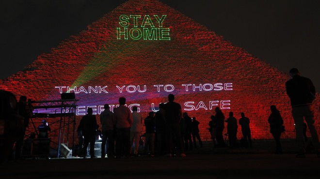 Na Keopsovi piramidi svetlobni napisi v znak solidarnosti v pandemiji (foto: profimedia)