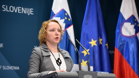 Svojci naj oskrbovance iz domov za starejše vzamejo v domačo oskrbo