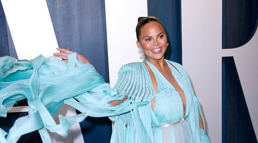 Manekenka Chrissy Teigen obžaluje povečanje prsi, po koncu karantene na operacijo (foto: Profimedia)
