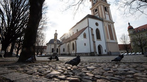 V sredo 56 potrjenih okužb z novim koronavirusom in nova smrtna žrtev