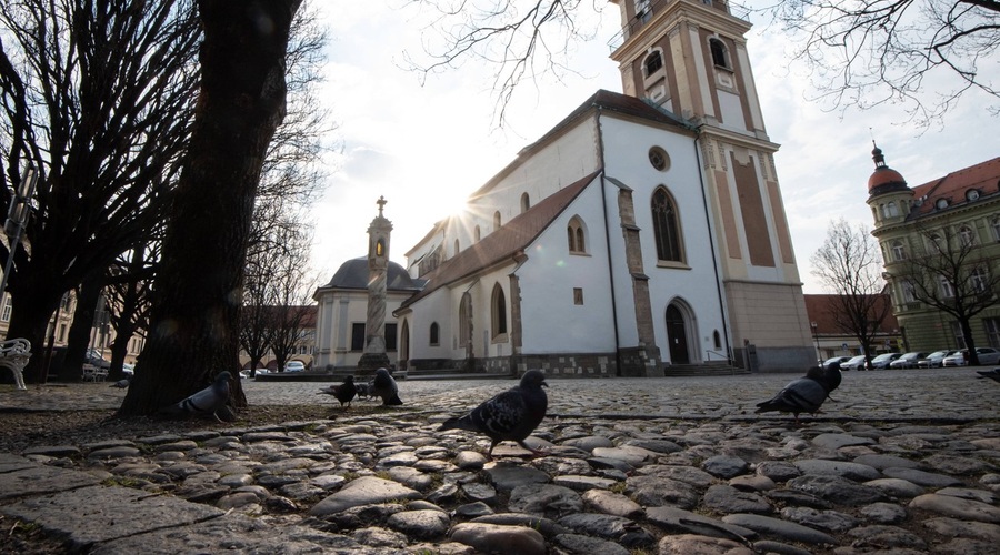 V sredo 56 potrjenih okužb z novim koronavirusom in nova smrtna žrtev (foto: profimedia)