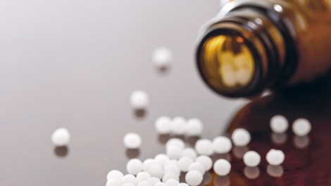 Vlada omejila predpisovanje zdravil, ki vsebujejo klorokin, hidroksiklorokin ali azitromicin