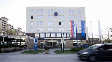 Iz velenjske karantene v domačo oskrbo odpustili 19 oseb, prazni se tudi Postojna