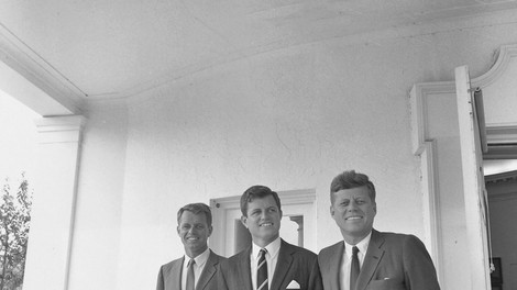 Vnukinja Roberta Kennedyja z osemletnim sinom izginila v Atlantiku