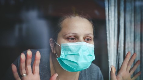 Visok smrtni davek covida-19: več kot 65 tisoč življenj po vsem svetu