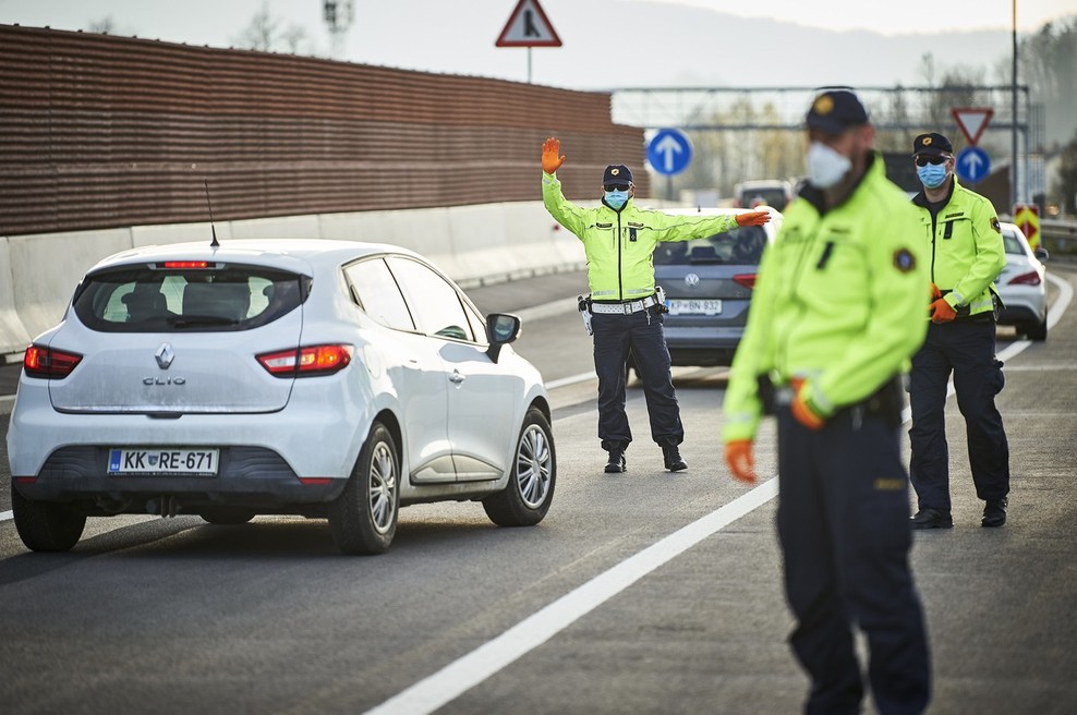 Število smrtnih žrtev covida-19 v Sloveniji naraslo na 30 (foto: profimedia)