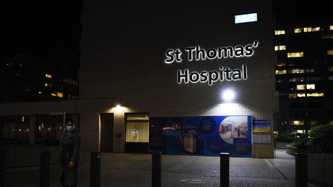 Johnson noč preživel v bolnišnici, a še naprej vodi vlado