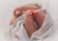 Porod v času koronavirusa: "Ko sem sama stopila skozi vrata porodnišnice, je bilo že pol lažje"