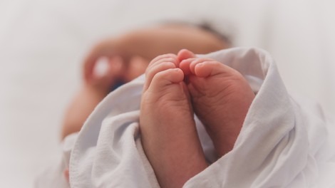 Porod v času koronavirusa: "Ko sem sama stopila skozi vrata porodnišnice, je bilo že pol lažje"